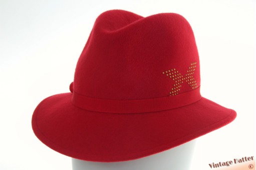 Dames gleufhoed recent model rood vilt met X in studs 55,5 - 56 Dames gleufhoed recent model rood vilt met X in studs 55,5 - 56