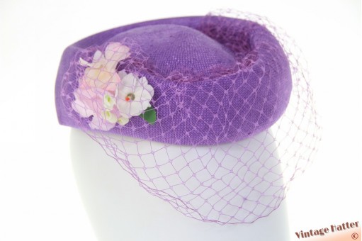 Dames pillbox cocktailhoed paars sisal  met voile 55 (S) Dames pillbox cocktailhoed paars sisal  met voile 55 (S)