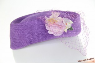 Dames pillbox cocktailhoed paars sisal  met voile 55 (S)