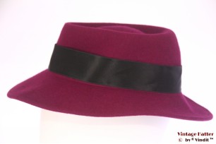 © VintageHatter.com | d-4006-55-2 Ladies hat purple felt with black ribbon 55 (S) Ladies hat purple felt with black ribbon 55 (S)