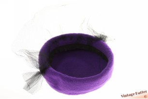 Dames pillbox hoed paars haarvilt met zwarte voile 57