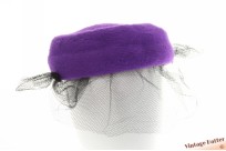 Dames pillbox hoed paars haarvilt met zwarte voile 57