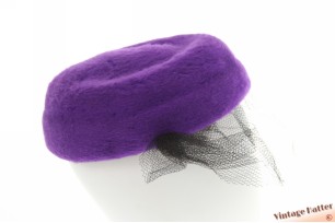 Dames pillbox hoed paars haarvilt met zwarte voile 57