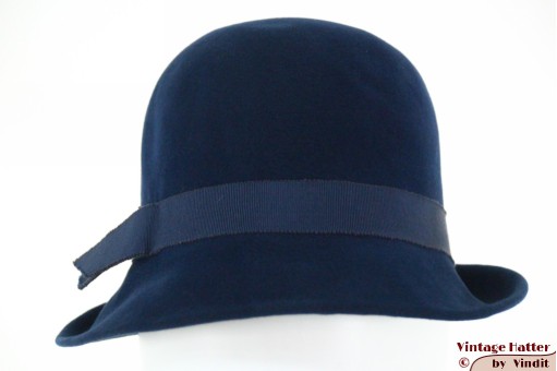 © VintageHatter.com | d-5003-55-4 Dameshoed Trotteur blauw velour 55 (S) Dameshoed Trotteur blauw velour 55 (S)