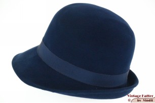 © VintageHatter.com | d-5003-55-4 Dameshoed Trotteur blauw velour 55 (S) Dameshoed Trotteur blauw velour 55 (S)