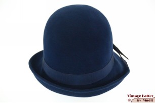 © VintageHatter.com | d-5003-55-4 Dameshoed Trotteur blauw velour 55 (S) Dameshoed Trotteur blauw velour 55 (S)