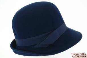 © VintageHatter.com | d-5003-55-4 Dameshoed Trotteur blauw velour 55 (S) Dameshoed Trotteur blauw velour 55 (S)