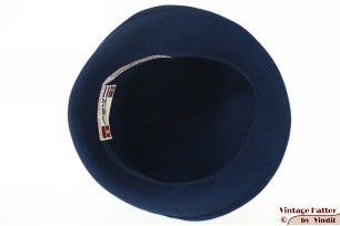 © VintageHatter.com | d-5003-55-4 Dameshoed Trotteur blauw velour 55 (S) Dameshoed Trotteur blauw velour 55 (S)