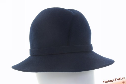 Dameshoed Crisca donker blauw vilt met golf 56,5 Dameshoed Crisca donker blauw vilt met golf 56,5