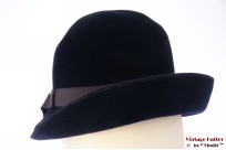 Cloche dophoed donker blauw velour 55 Cloche dophoed donker blauw velour 55