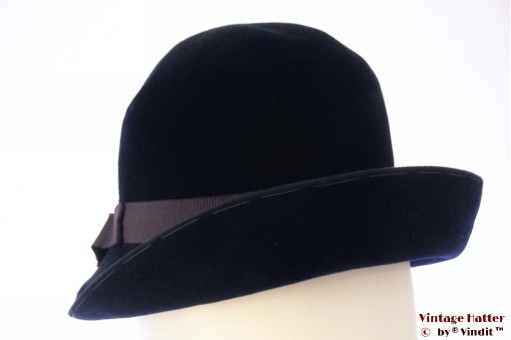 © VintageHatter.com | d-5011-55-17 Cloche dophoed donker blauw velour 55 Cloche dophoed donker blauw velour 55