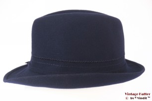 © VintageHatter.com | d-5011-55-21 Dames gleufhoed donker blauw vilt 55,5 (S) Dames gleufhoed donker blauw vilt 55,5 (S)