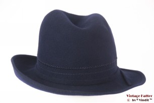 © VintageHatter.com | d-5011-55-21 Dames gleufhoed donker blauw vilt 55,5 (S) Dames gleufhoed donker blauw vilt 55,5 (S)