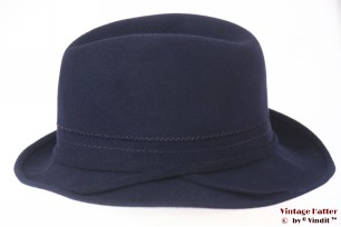 © VintageHatter.com | d-5011-55-21 Dames gleufhoed donker blauw vilt 55,5 (S) Dames gleufhoed donker blauw vilt 55,5 (S)