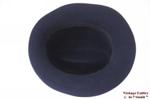 © VintageHatter.com | d-5011-55-21 Dames gleufhoed donker blauw vilt 55,5 (S) Dames gleufhoed donker blauw vilt 55,5 (S)