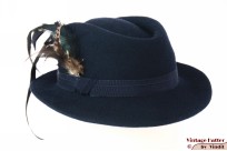 Dameshoed donker blauw vilt met lange veren 54-55 (S) Dameshoed donker blauw vilt met lange veren 54-55 (S)