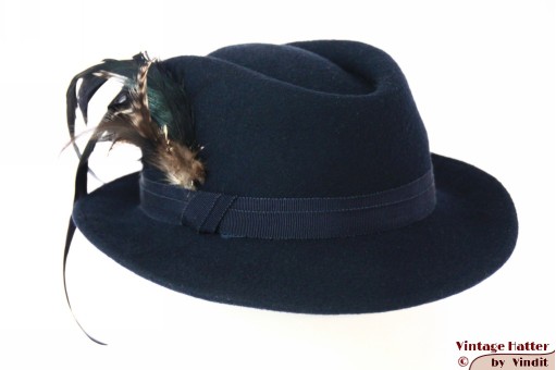 Dameshoed donker blauw vilt met lange veren 54-55 (S)