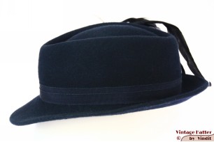© VintageHatter.com | d-5011-55-22 Dameshoed donker blauw vilt met lange veren 54-55 (S) Dameshoed donker blauw vilt met lange veren 54-55 (S)