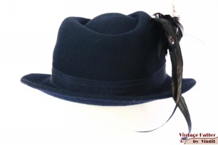 © VintageHatter.com | d-5011-55-22 Dameshoed donker blauw vilt met lange veren 54-55 (S) Dameshoed donker blauw vilt met lange veren 54-55 (S)