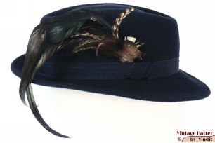 © VintageHatter.com | d-5011-55-22 Dameshoed donker blauw vilt met lange veren 54-55 (S) Dameshoed donker blauw vilt met lange veren 54-55 (S)