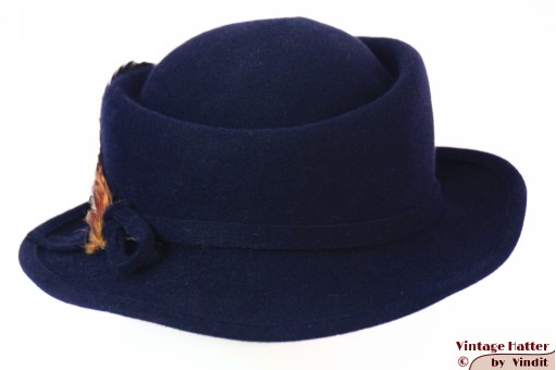 Dameshoed LadyLike donker blauw vilt met veren 55 (S)