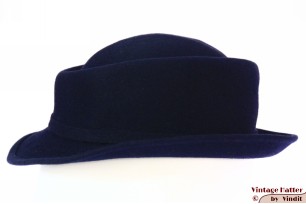 © VintageHatter.com | d-5011-55-23 Ladies hat LadyLike dark blue felt with feathers 55 (S) Ladies hat LadyLike dark blue felt with feathers 55 (S)
