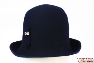 © VintageHatter.com | d-5011-55-24 Dameshoed donker blauw vilt 55 (S) Dameshoed donker blauw vilt 55 (S)