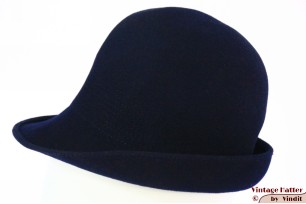 © VintageHatter.com | d-5011-55-24 Dameshoed donker blauw vilt 55 (S) Dameshoed donker blauw vilt 55 (S)
