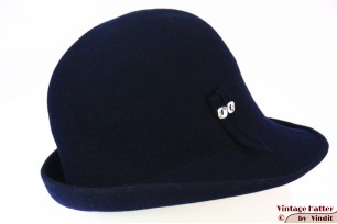 © VintageHatter.com | d-5011-55-24 Dameshoed donker blauw vilt 55 (S) Dameshoed donker blauw vilt 55 (S)