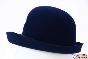 © VintageHatter.com | d-5011-55-25 Dameshoed donker blauw soepel fluweel 55 (S) Dameshoed donker blauw soepel fluweel 55 (S)