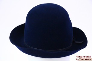 © VintageHatter.com | d-5011-55-25 Dameshoed donker blauw soepel fluweel 55 (S) Dameshoed donker blauw soepel fluweel 55 (S)