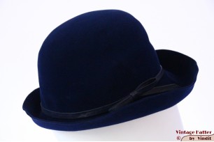 © VintageHatter.com | d-5011-55-25 Dameshoed donker blauw soepel fluweel 55 (S) Dameshoed donker blauw soepel fluweel 55 (S)