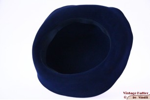 © VintageHatter.com | d-5011-55-25 Dameshoed donker blauw soepel fluweel 55 (S) Dameshoed donker blauw soepel fluweel 55 (S)