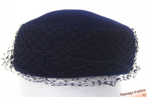 Dames cocktailhoed donker blauw vilt met vaste voile 55 (S)