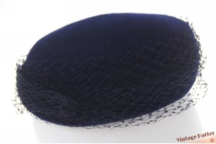 Dames cocktailhoed donker blauw vilt met vaste voile 55 (S)
