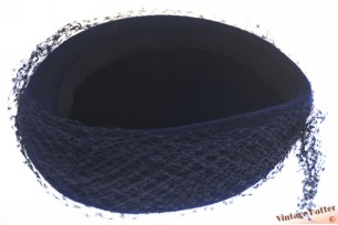 Dames cocktailhoed donker blauw vilt met vaste voile 55 (S)