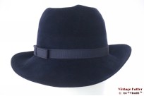 Dameshoed Haus der Hute donker blauw fluweel met draai 56 Dameshoed Haus der Hute donker blauw fluweel met draai 56