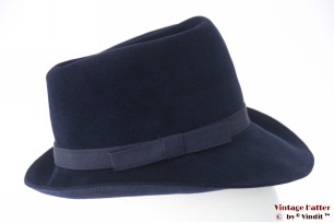 Dameshoed Haus der Hute donker blauw fluweel met draai 56