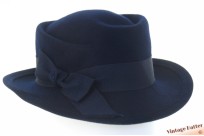 Dameshoed donkerblauw vilt met gedraaide top 56 Dameshoed donkerblauw vilt met gedraaide top 56