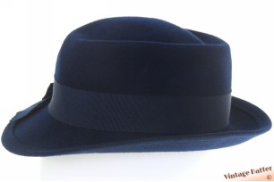 © VintageHatter.com | d-5011-56-25 Dameshoed donkerblauw vilt met gedraaide top 56 Dameshoed donkerblauw vilt met gedraaide top 56