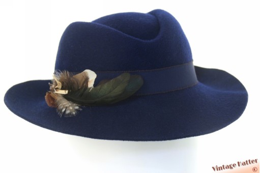 © VintageHatter.com | d-5011-56-26 Dameshoed Avenue blauw vilt met veren 56 Dameshoed Avenue blauw vilt met veren 56
