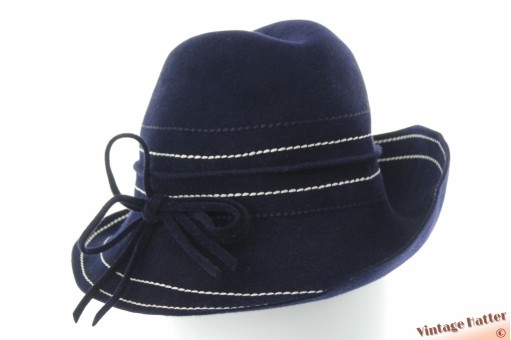 Dameshoed Nandine Modell donkerblauw vilt met witte stiksels 56