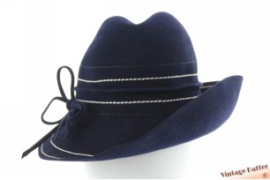 Dameshoed Nandine Modell donkerblauw vilt met witte stiksels 56