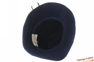 Dameshoed Nandine Modell donkerblauw vilt met witte stiksels 56