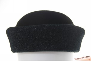 Dames cocktail hoed groen glinsterend met zwarte vilten top 56,5