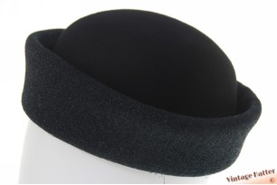 Dames cocktail hoed groen glinsterend met zwarte vilten top 56,5