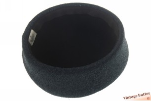 Dames cocktail hoed groen glinsterend met zwarte vilten top 56,5