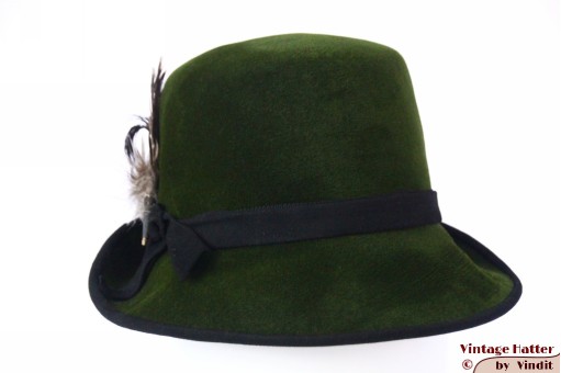 © VintageHatter.com | d-6014-54-1 Dameshoed Inselmann groen velour met veren 54 (XS) Dameshoed Inselmann groen velour met veren 54 (XS)