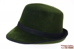 © VintageHatter.com | d-6014-54-1 Dameshoed Inselmann groen velour met veren 54 (XS) Dameshoed Inselmann groen velour met veren 54 (XS)