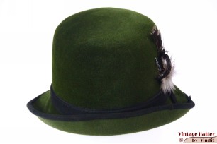 © VintageHatter.com | d-6014-54-1 Dameshoed Inselmann groen velour met veren 54 (XS) Dameshoed Inselmann groen velour met veren 54 (XS)